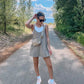 Sommerliches ärmelloses Minikleid für Frauen (Enthält einen Jumpsuit)